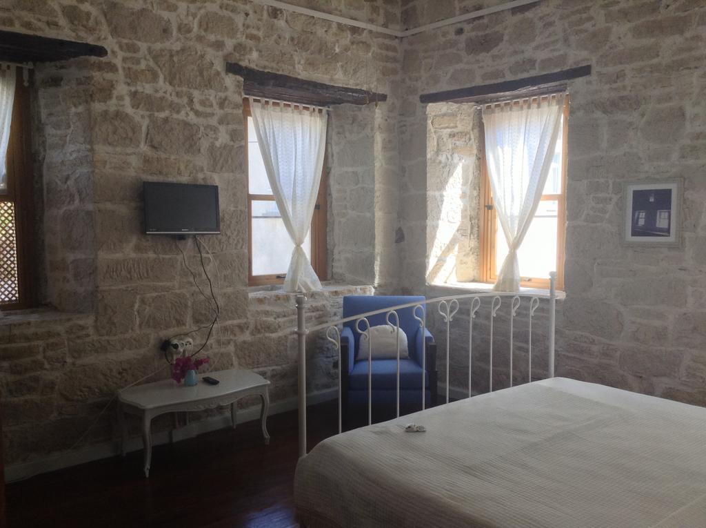 Eski Tas Hotel Çeşme Bilik gambar